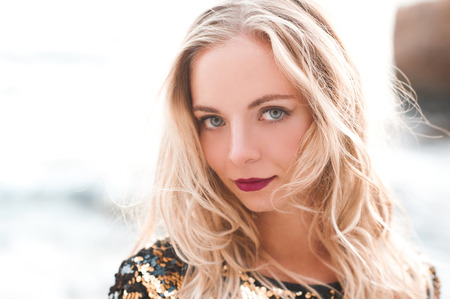 Blondes Mädchen wird heimlich im Kinderzimmer gefickt Blondes Mädchen wird heimlich im Kinderzimmer gefickt